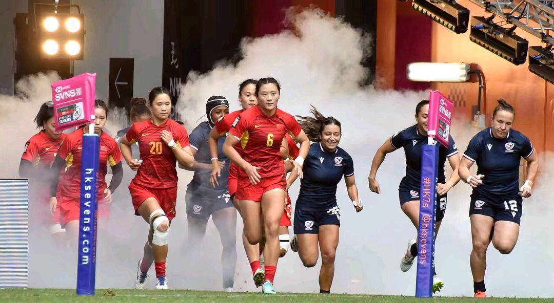 比利时女足球队举办慈善橄榄球比赛