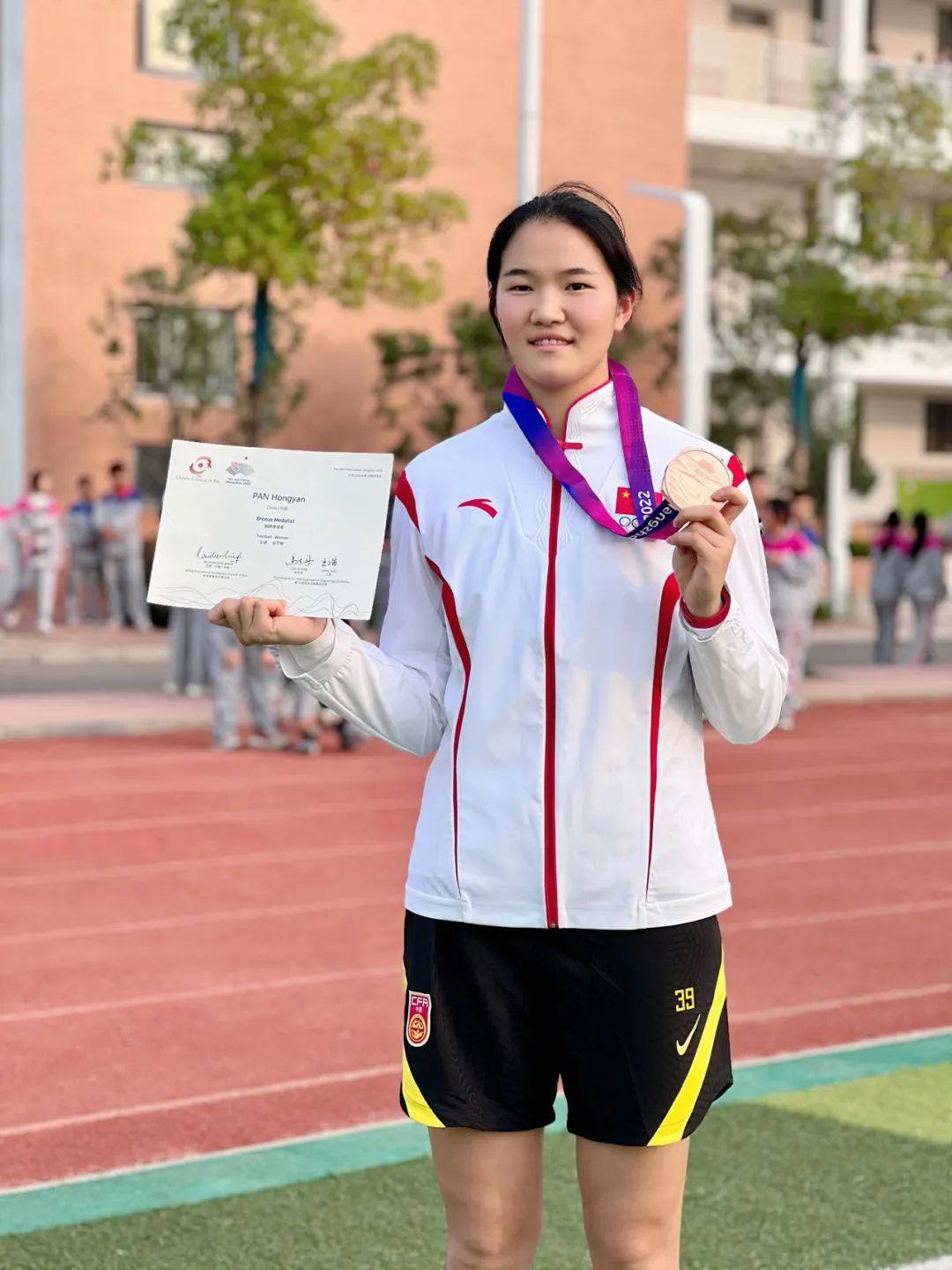 开云体育登录入口-足坛传奇佳话：女足队员青春活力愈战愈勇的简单介绍