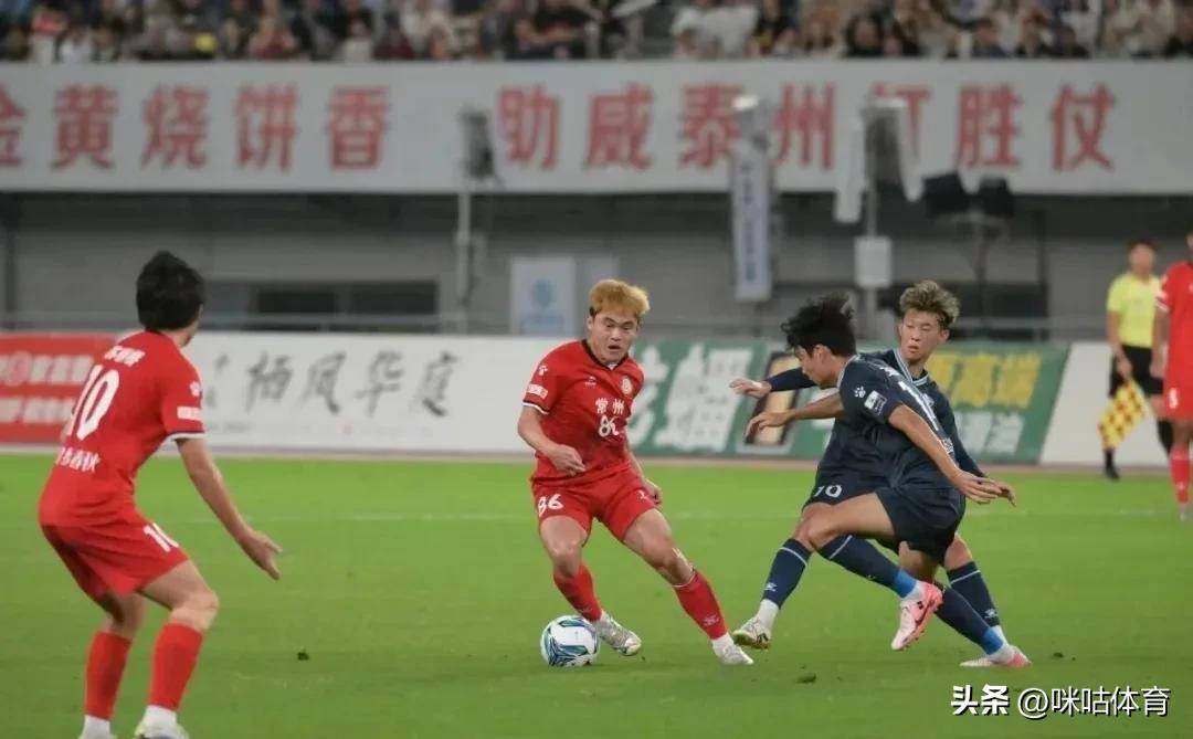 足球明星在比赛中表现抢眼，连续斩获进球的简单介绍