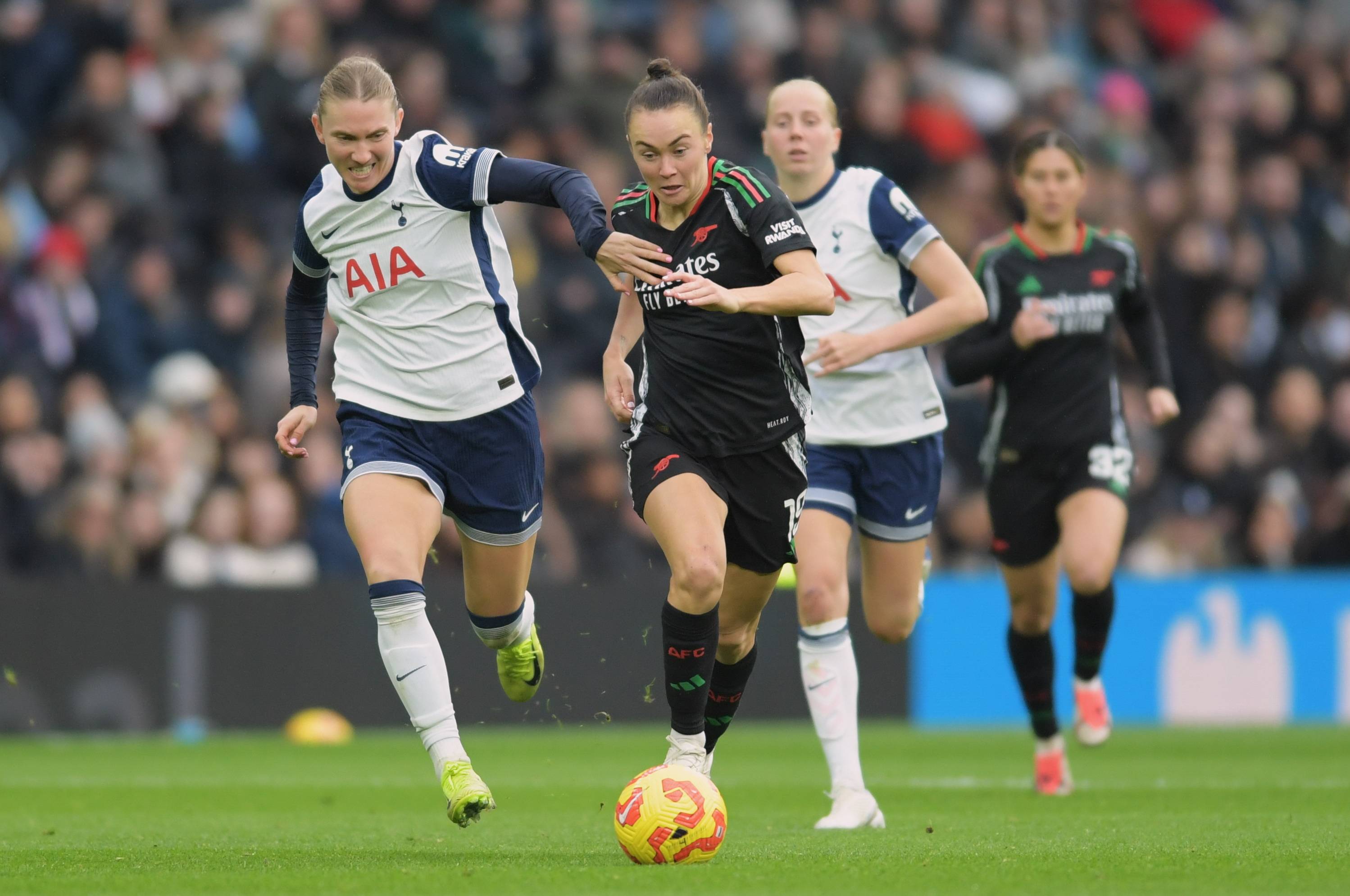 英国女足备战世界杯,全力冲击冠军 英国女足备战世界杯,全力冲击冠军