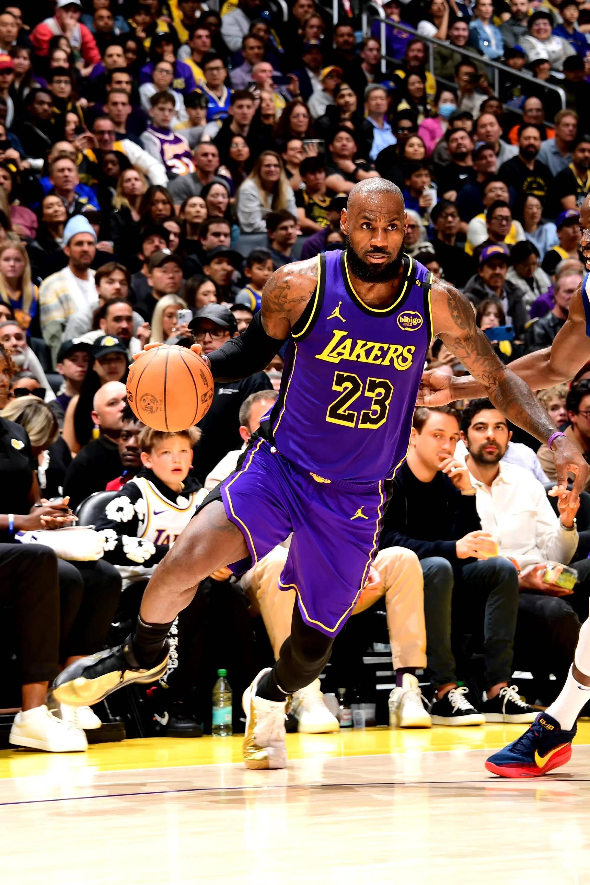 开云体育官网入口-湖人主场大胜开拓者，詹姆斯领军