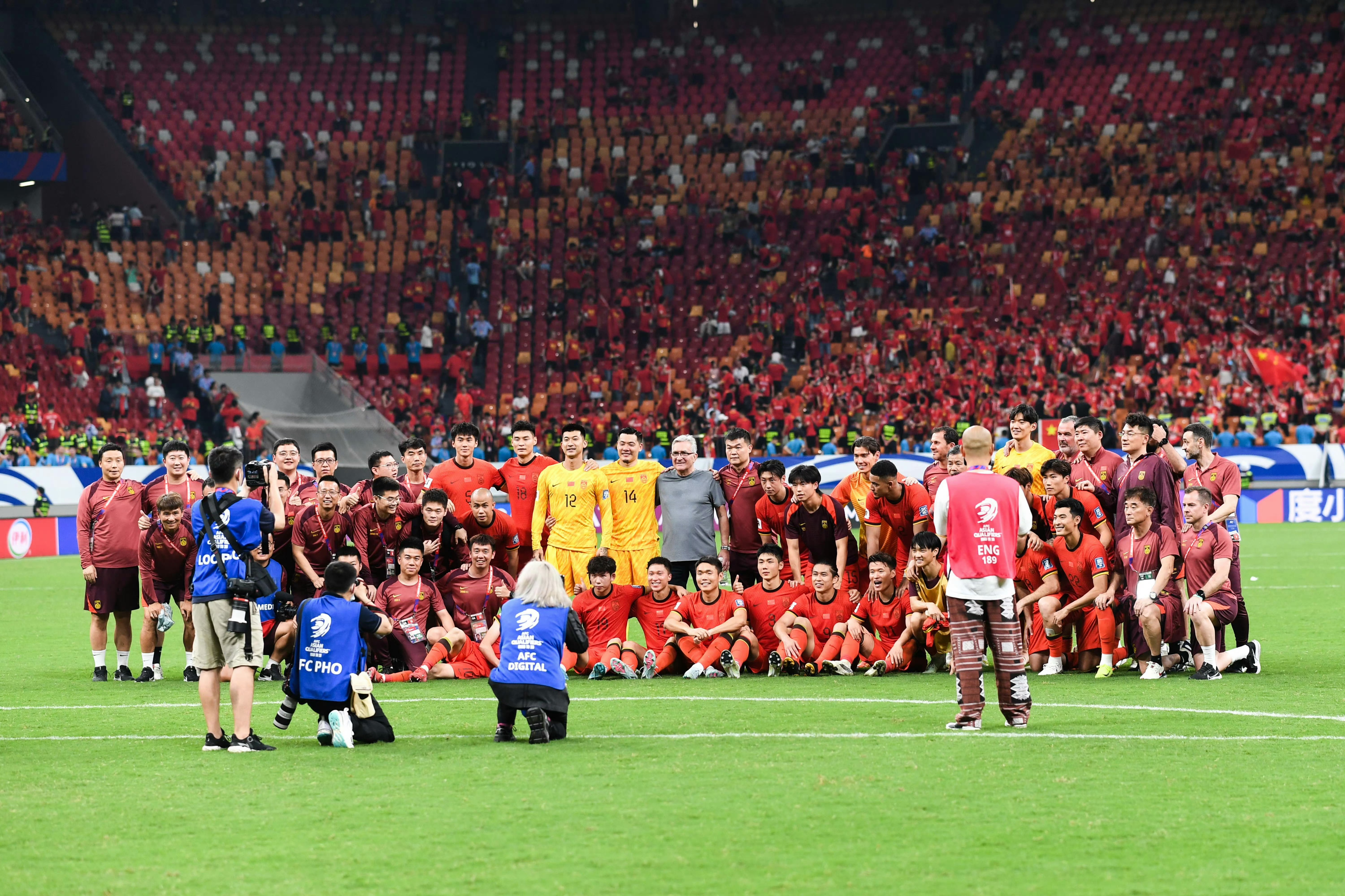 口水战!足球盛事火爆场面让人热血澎湃 口水战!足球盛事火爆场面让人热血澎湃