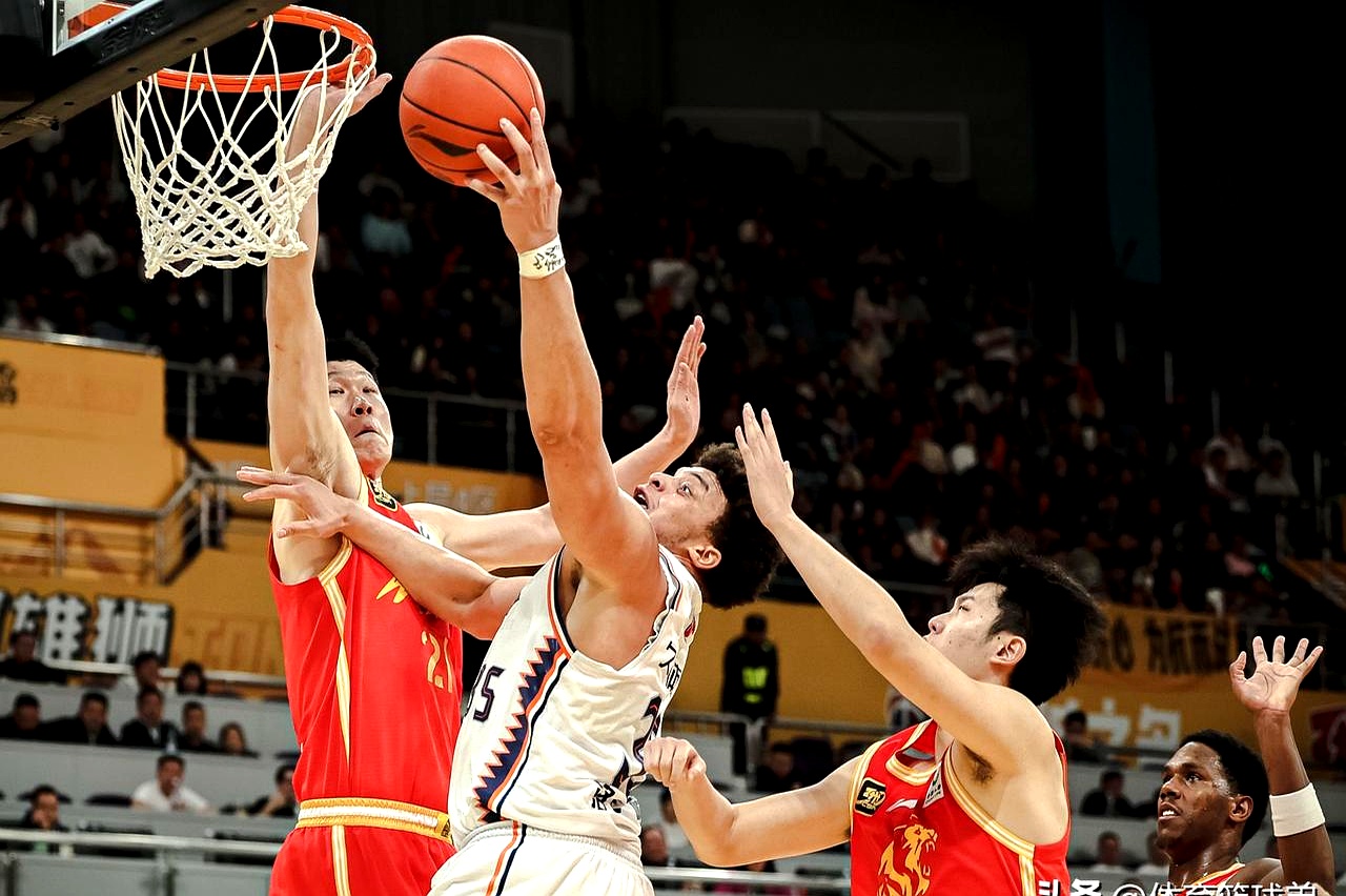 上海男篮主场失利,球队士气受挫的简单介绍 上海男篮主场失利,球队士气受挫的简单介绍